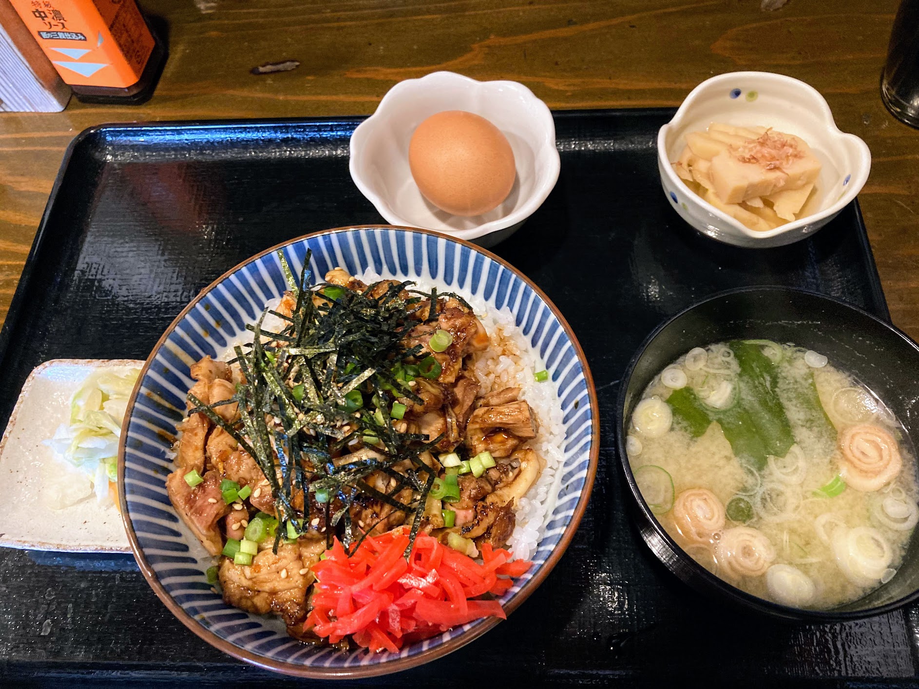 河童」の「炭火やきとり丼」｜ぼくは日々の出来事に感動する