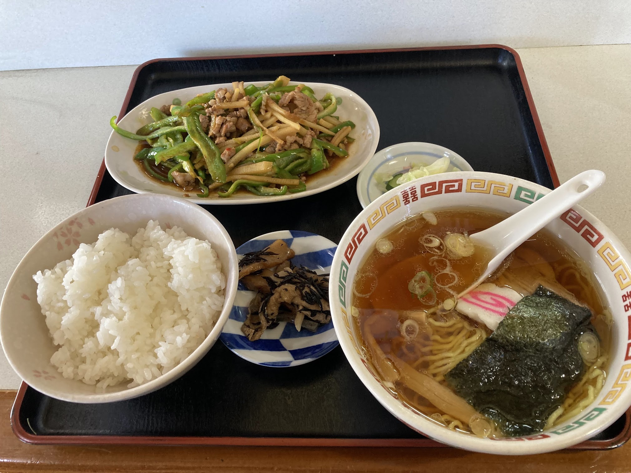 香蘭」の「Bランチ（青椒肉絲・ライス・ミニラーメン）」｜ぼくは日々
